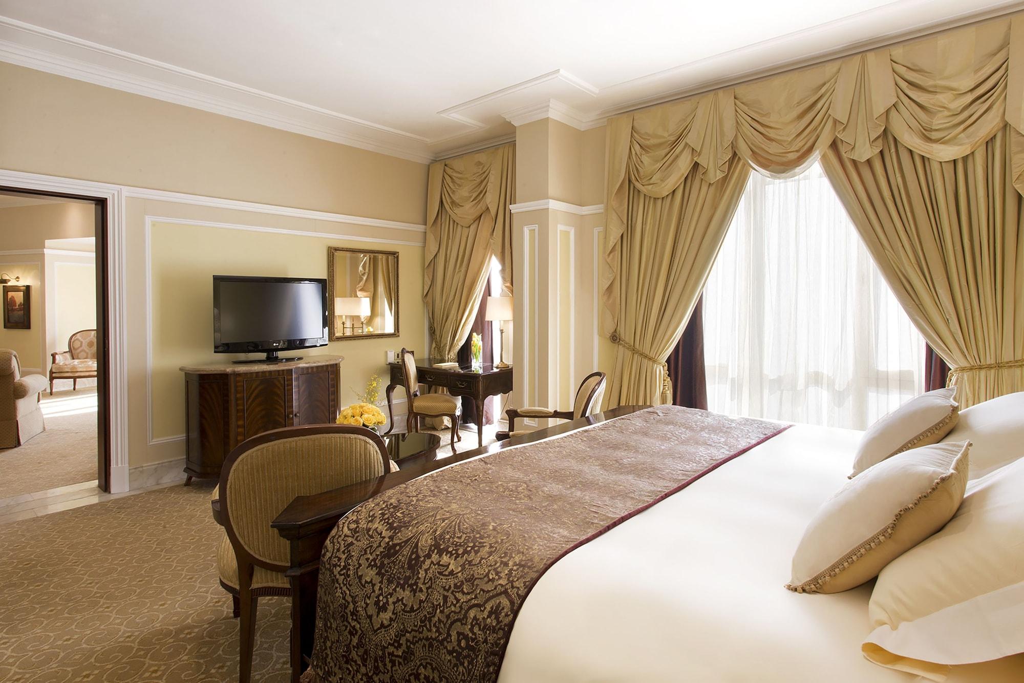 The Regency Hotel Kuwait Koweït Extérieur photo A bedroom at the hotel