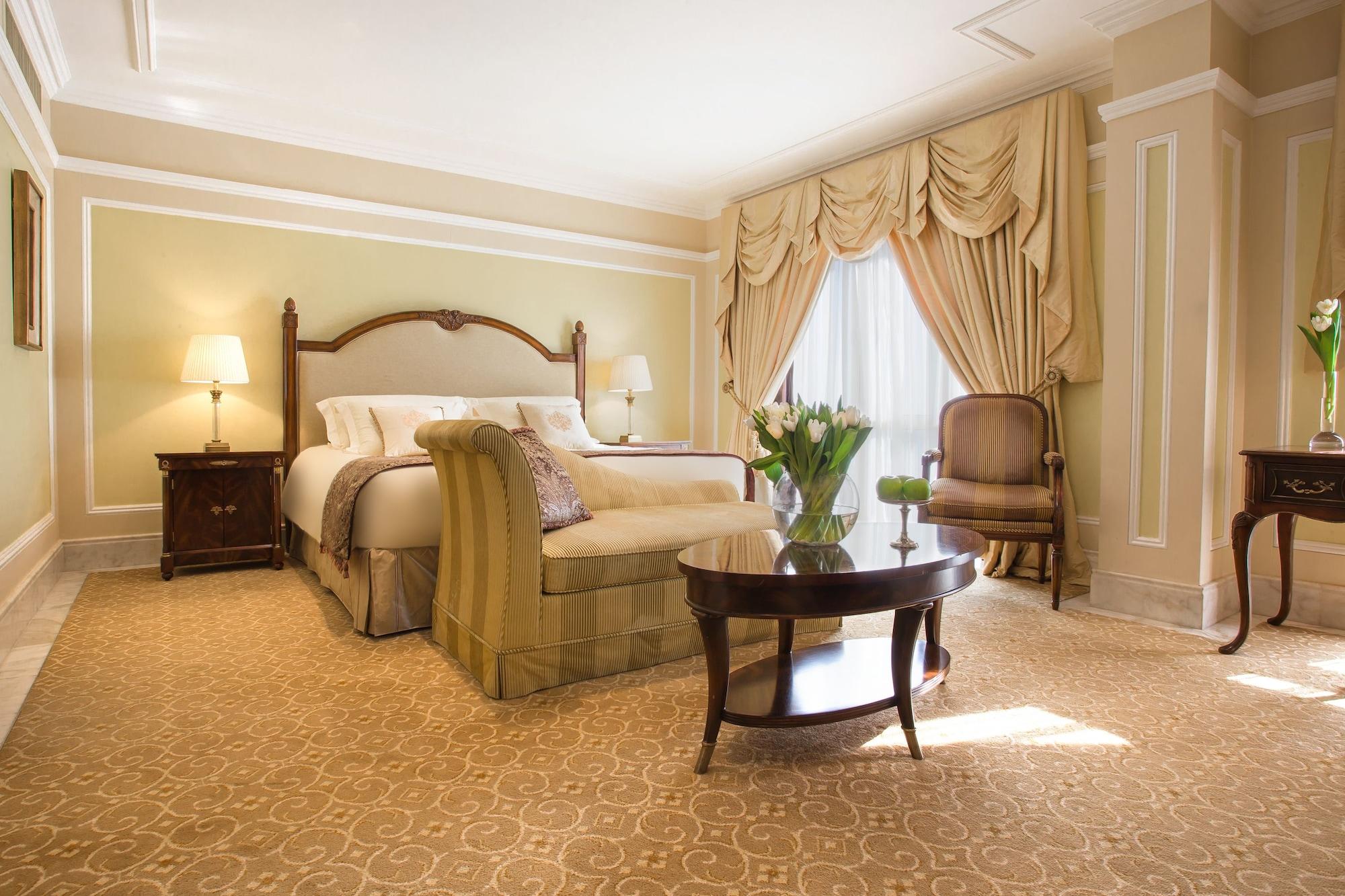 The Regency Hotel Kuwait Koweït Extérieur photo A bedroom at the Ritz-Carlton, Boston