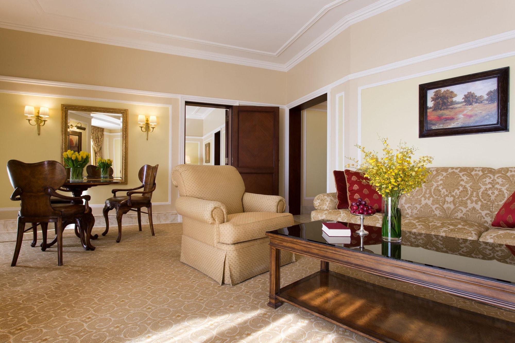 The Regency Hotel Kuwait Koweït Extérieur photo A suite at the Four Seasons Hotel