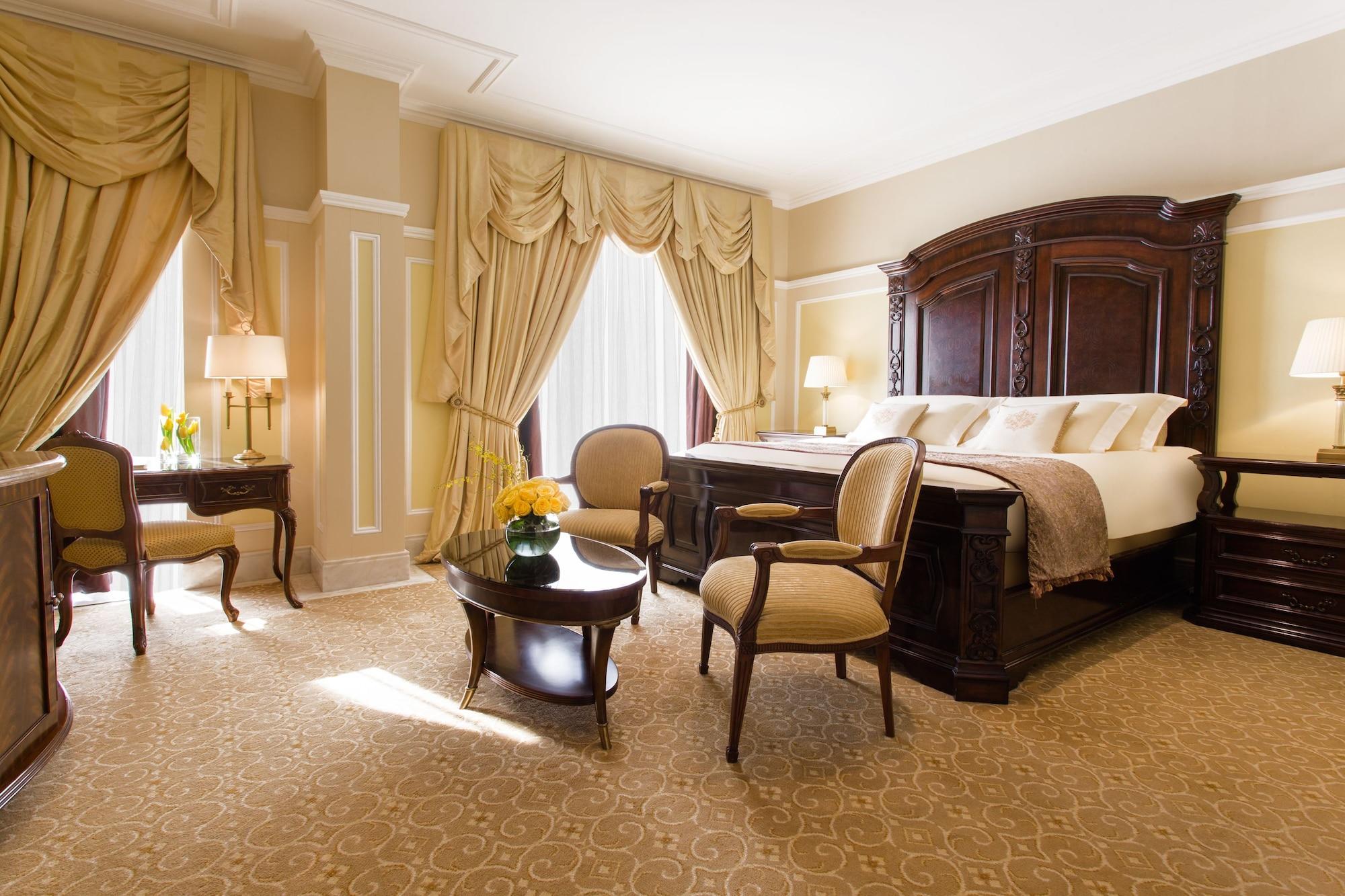 The Regency Hotel Kuwait Koweït Extérieur photo A bedroom at the Ritz-Carlton, Boston