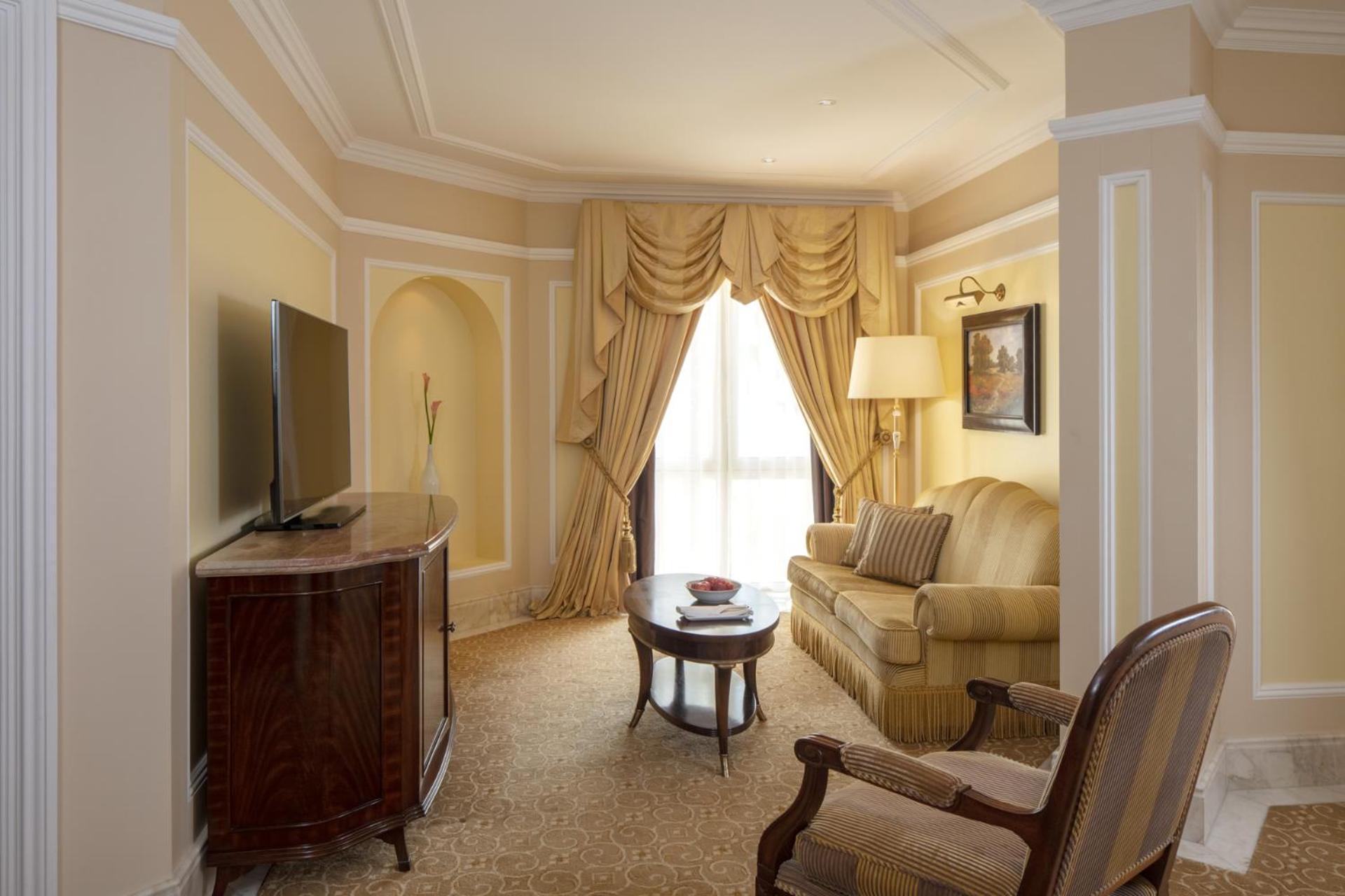The Regency Hotel Kuwait Koweït Extérieur photo A living room at the Ritz-Carlton, Tarrant County
