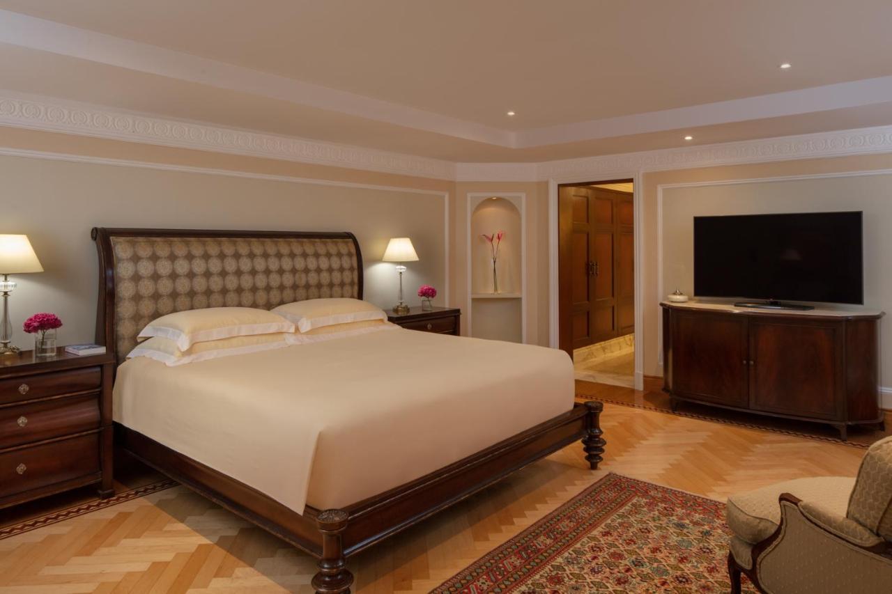The Regency Hotel Kuwait Koweït Extérieur photo A bedroom at the Taj Mahal Palace
