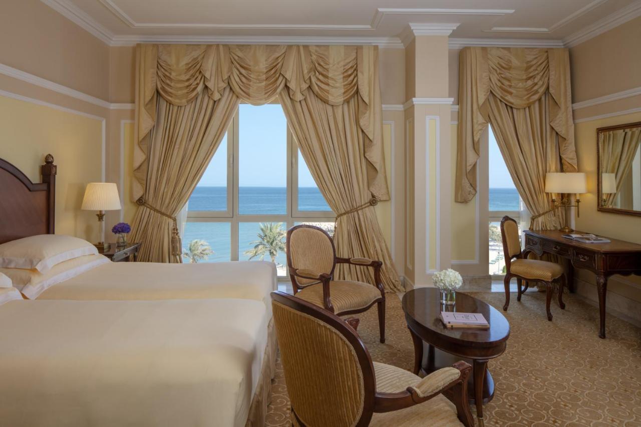 The Regency Hotel Kuwait Koweït Extérieur photo A room at the Four Seasons Hotel