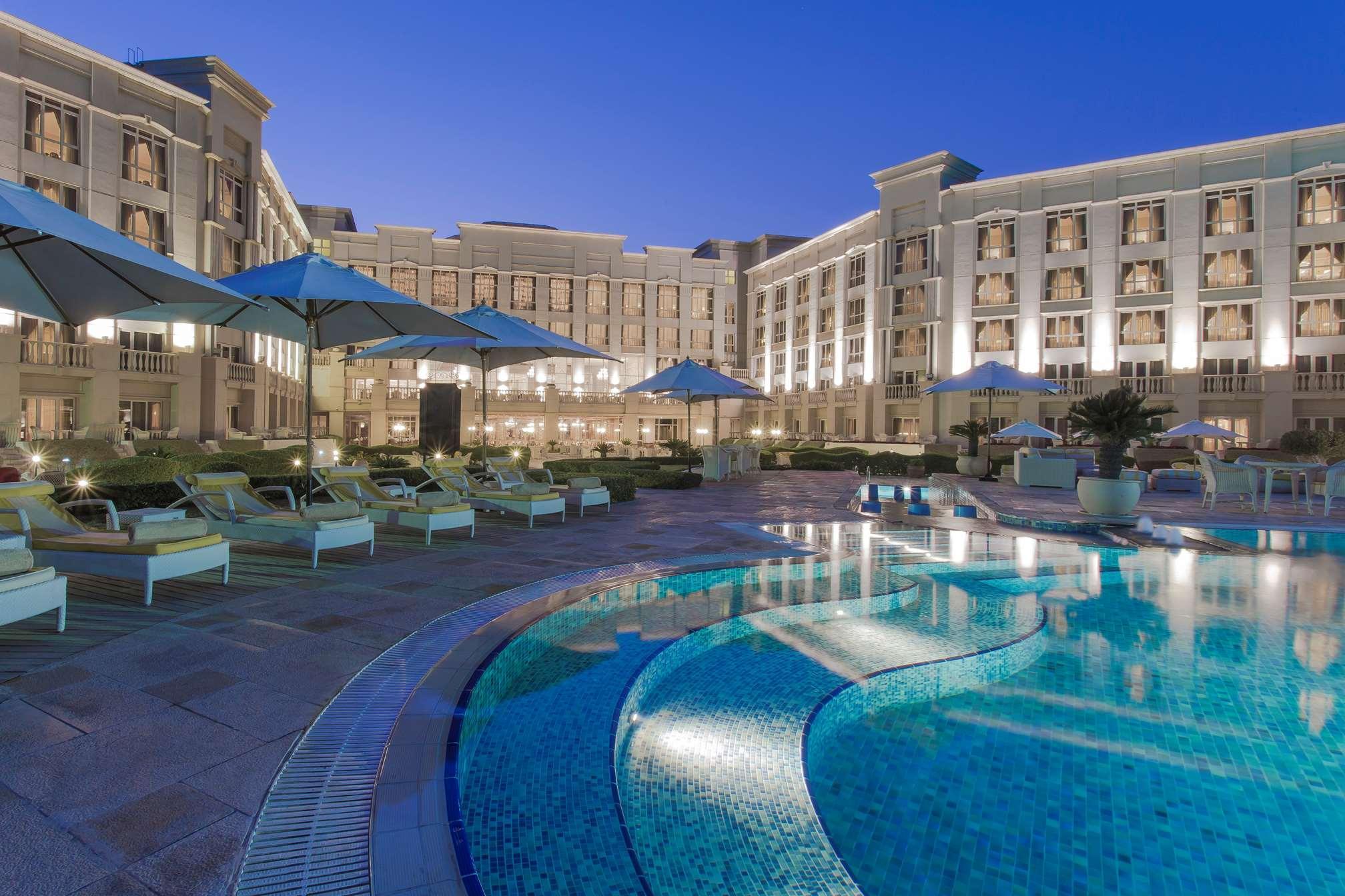 The Regency Hotel Kuwait Koweït Extérieur photo The pool at the Four Seasons Hotel